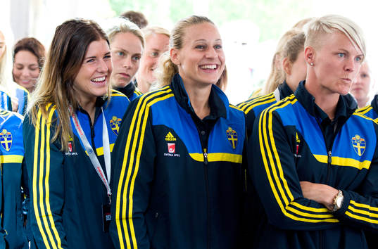 Olivia Schough Charlotte Rohlin och Nilla Fischer lyssnar