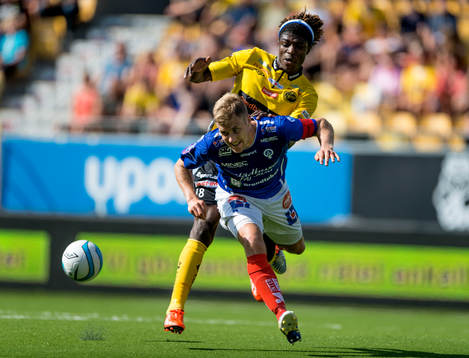 Åtvidabergs Daniel Hallingström bryter bollen för