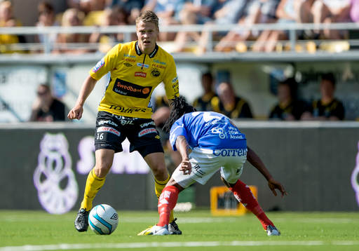 Elfsborgs Viktor Claesson tar sig förbi Åtvidabergs