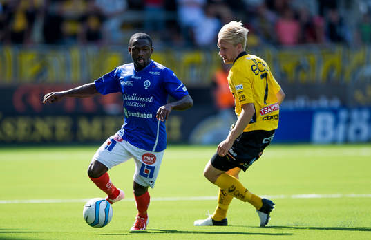 Åtvidabergs John Owoeri tar sig förbi Elfsborgs Johan