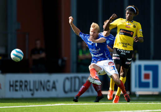 Åtvidabergs Andreas Dahlén rensar undan bollen för