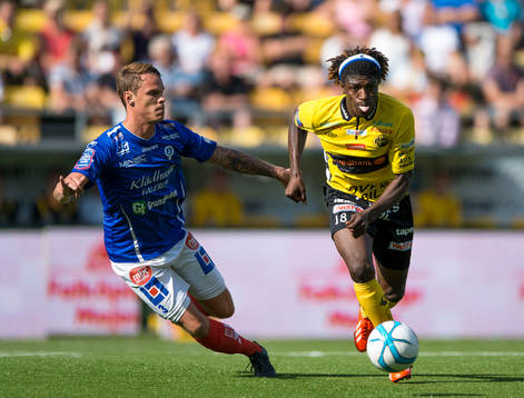 Elfsborgs Mohamed Bangura jagas av Åtvidabergs Erik Moberg
