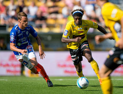 Elfsborgs Mohamed Bangura jagas av Åtvidabergs Erik Moberg