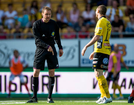 domare Markus Strömbergsson tillrättavisar Elfsborgs