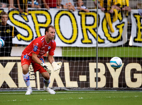 Åtvidabergs målvakt Henrik Gustavsson räddar en av