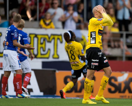 Elfsborgs Sebastian Holmén tar sig hör huvudet