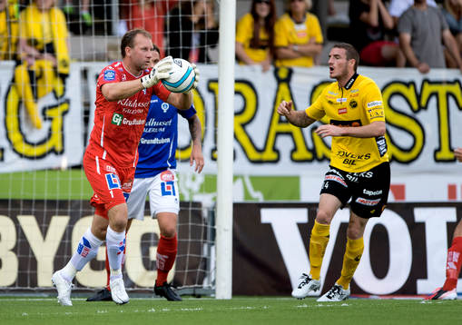 Åtvidabergs målvakt Henrik Gustavsson tar bollen framför