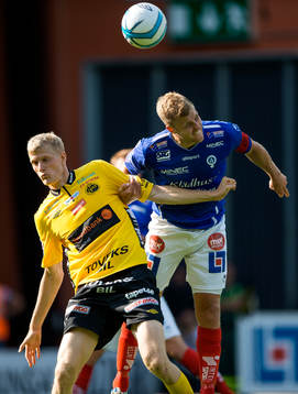 Åtvidabergs Daniel Hallingström vinner en nickduell mot