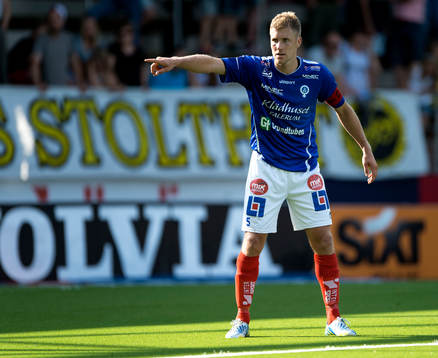 Åtvidabergs Daniel Hallingström dirigerar spelarna i