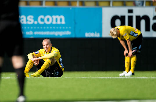 Elfsborgs spelare Sebastian Holmén och Johan Larsson deppar