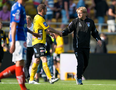 Åtvidabergs tränare Peter Swärdh skakar hand med