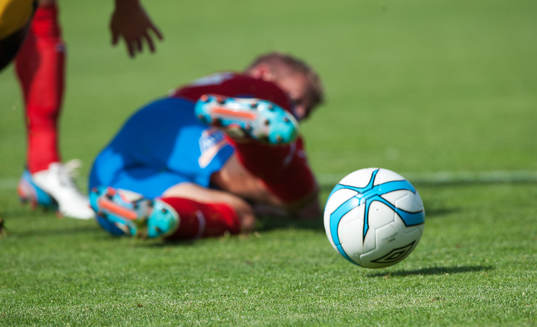 Fotboll och skadad spelare  i