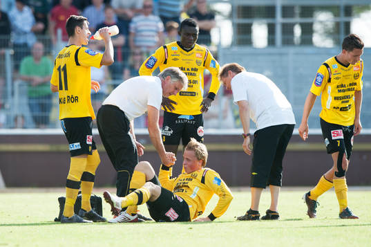 Robin Strömberg, Mjällby, skadad, hjälps upp i