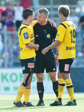 Kristian Haynes, Mjällby och domaren Tobias Mattsson, i