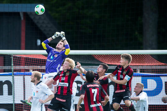 Kalmars målvakt Etrit Berisha plockar ned bollen i