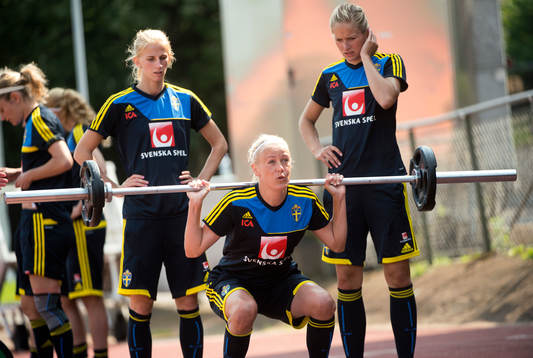 Josefine Öqvist tränar styrka