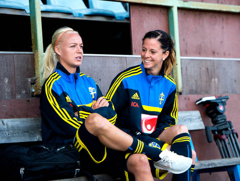 Caroline Seger och Lotta Schelin innan  söndagens träning