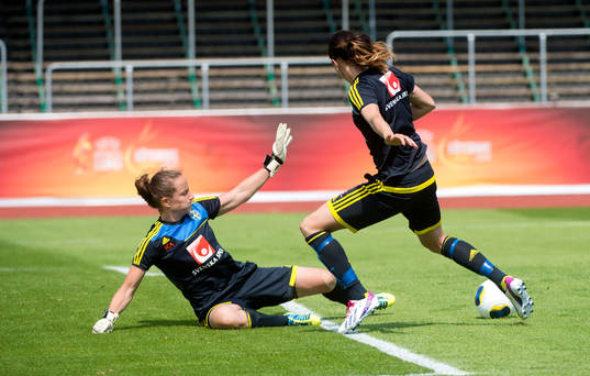 Målvakten Sofia Lundgren och Lotta Schelin