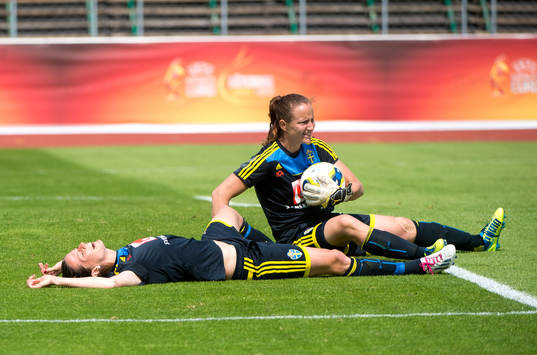 Målvakten Sofia Lundgren och Lotta Schelin