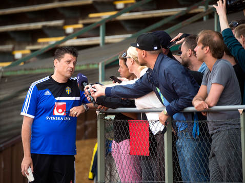 Sverige läkare Mats Börjesson får svara pressen på