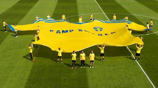 Laget med en gigantisk Camp Sweden-tröja