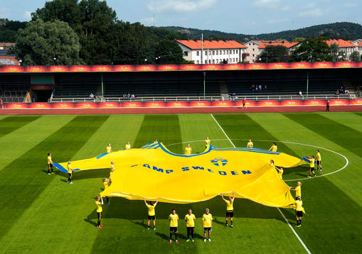 Laget med en gigantisk Camp Sweden-tröja