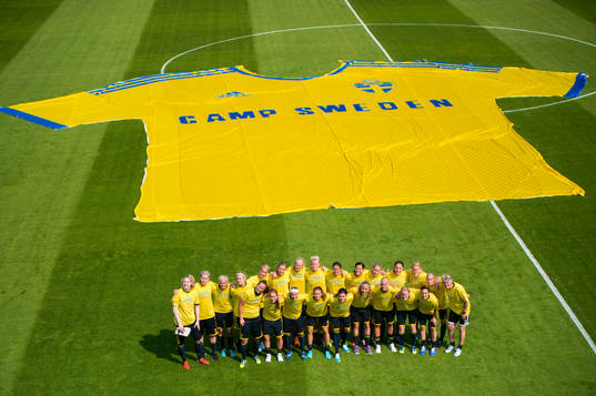 Laget med en gigantisk Camp Sweden-tröja