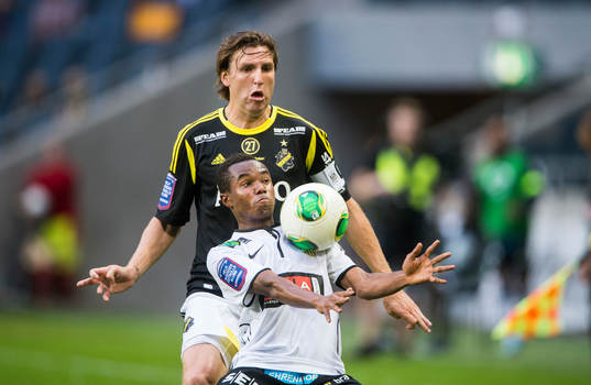 s Nils-Eric Johansson och Häckens Nasiru Mohammed i