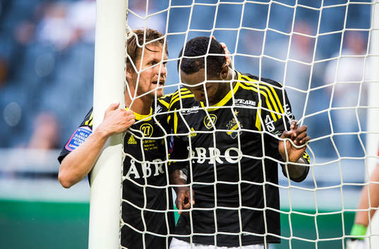 s Martin Lorentzson och Henok Goitom kramas om