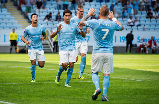 Malmö FFs Jiloan Hamad och Miiko Albornoz springer och
