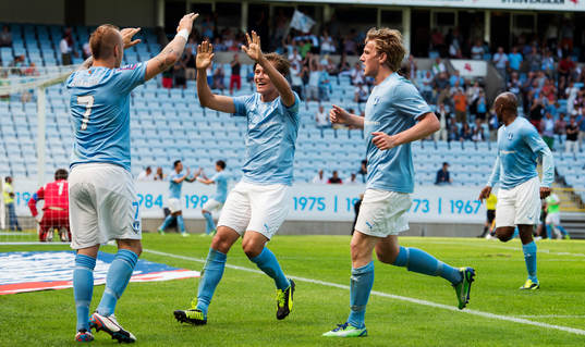 Malmö FFs Magnus Eriksson har gjort 1-0 och gratuleras av