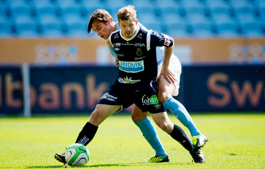 Gefles Jonas Lantto och Malmö FFs Simon Thern i