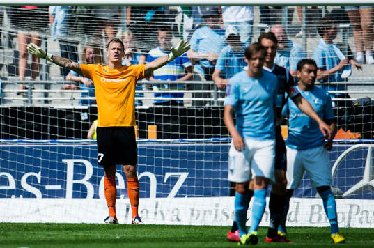 Malmö FFs målvakt Johan Dahlin styr och ställer i