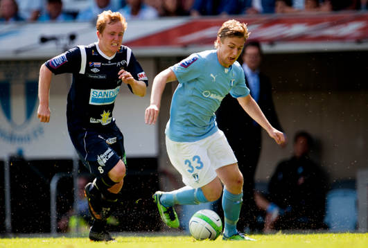 Gefles Simon Lundevall jagar Malmö FFs Emil Forsberg i