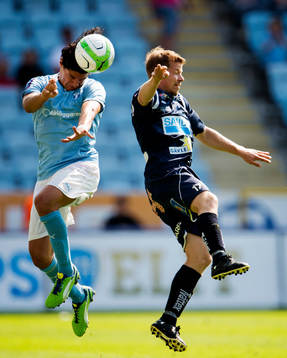 Malmö FFs Miiko Albornoz nickar förbi Gefles Jonas Lantto