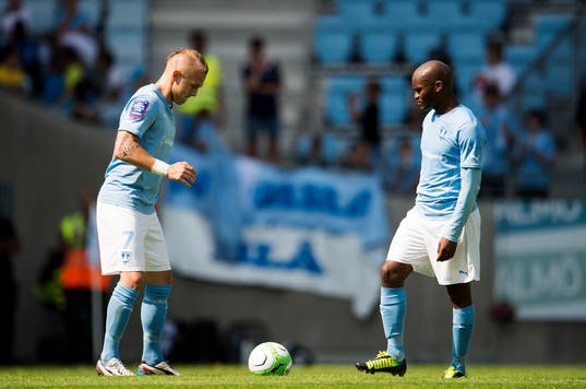 Malmö FFs Magnus Eriksson och Tokelo Rantie gör avspark i