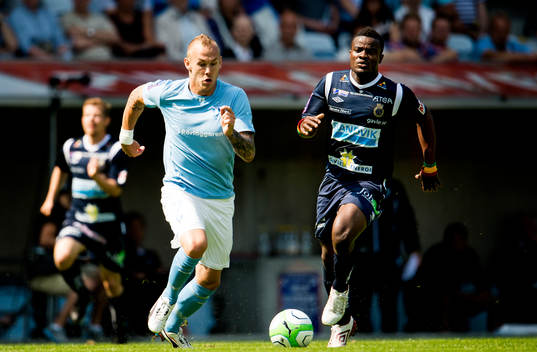 Malmö FFs Magnus Eriksson driver bollen i