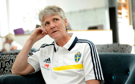 Sveriges förbundskapten Pia Sundhage blir intervjuad