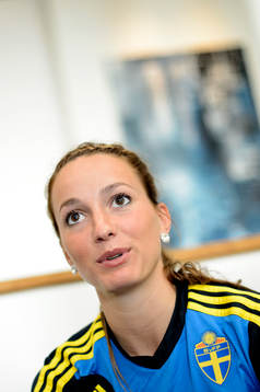 Sveriges Kosovare Asllani blir intervjuad
