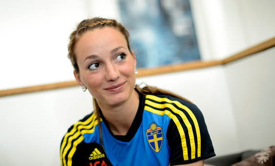 Sveriges Kosovare Asllani blir intervjuad