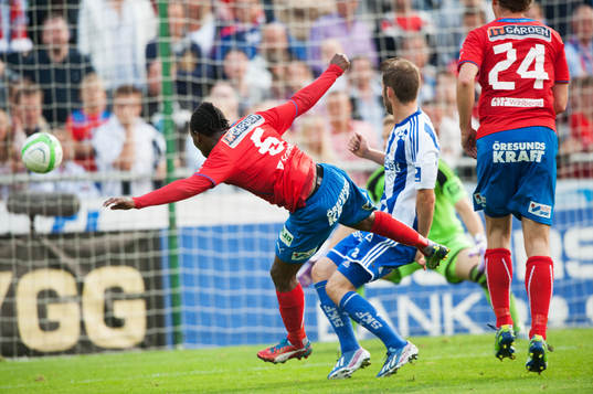 May Mahlangu, Helsingborg, skjuter  i