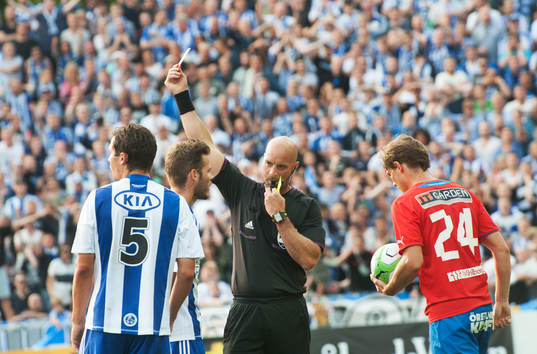 Utvisning, domaren Stefan Johannesson visar rött kort till