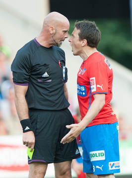 Ardian Gashi, Helsingborg, och Stefan Johannesson, domare, i