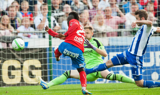 David Accam, Helsingborg, nära göra mål, i