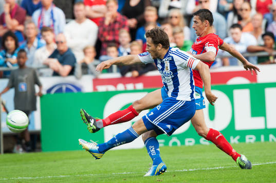 Tobias Hysén, IFK Göteborg, nära skruva bollen i mål i