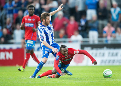 Emil Salomonsson, IFK Göteborg trycker ner May Mahlangu,