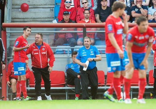 Roar Hansen, tränare, instruerar Loret Sadiku