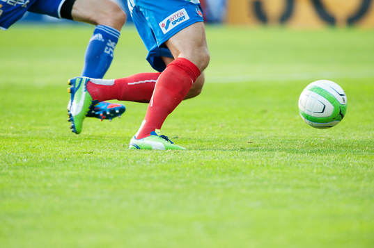 Fot, boll, gräs, fotbollsskor Puma, i