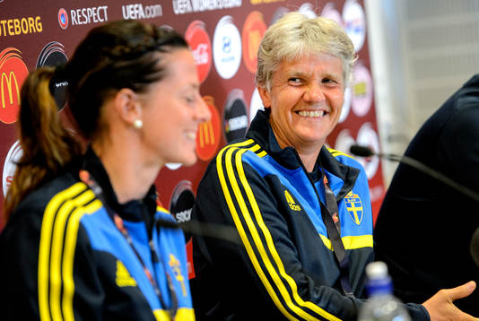 Sveriges förbundskapten Pia Sundhage ser glad ut