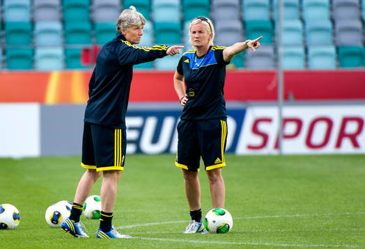 Sveriges förbundskapten Pia Sundhage och assisterande